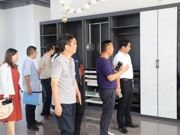 谷里街道領(lǐng)導赴美誠鋁業(yè)調研新產(chǎn)業(yè)發(fā)展情況