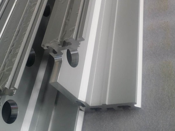 鋁型材在電氣工業(yè)上有怎樣的開(kāi)發(fā)與應用？